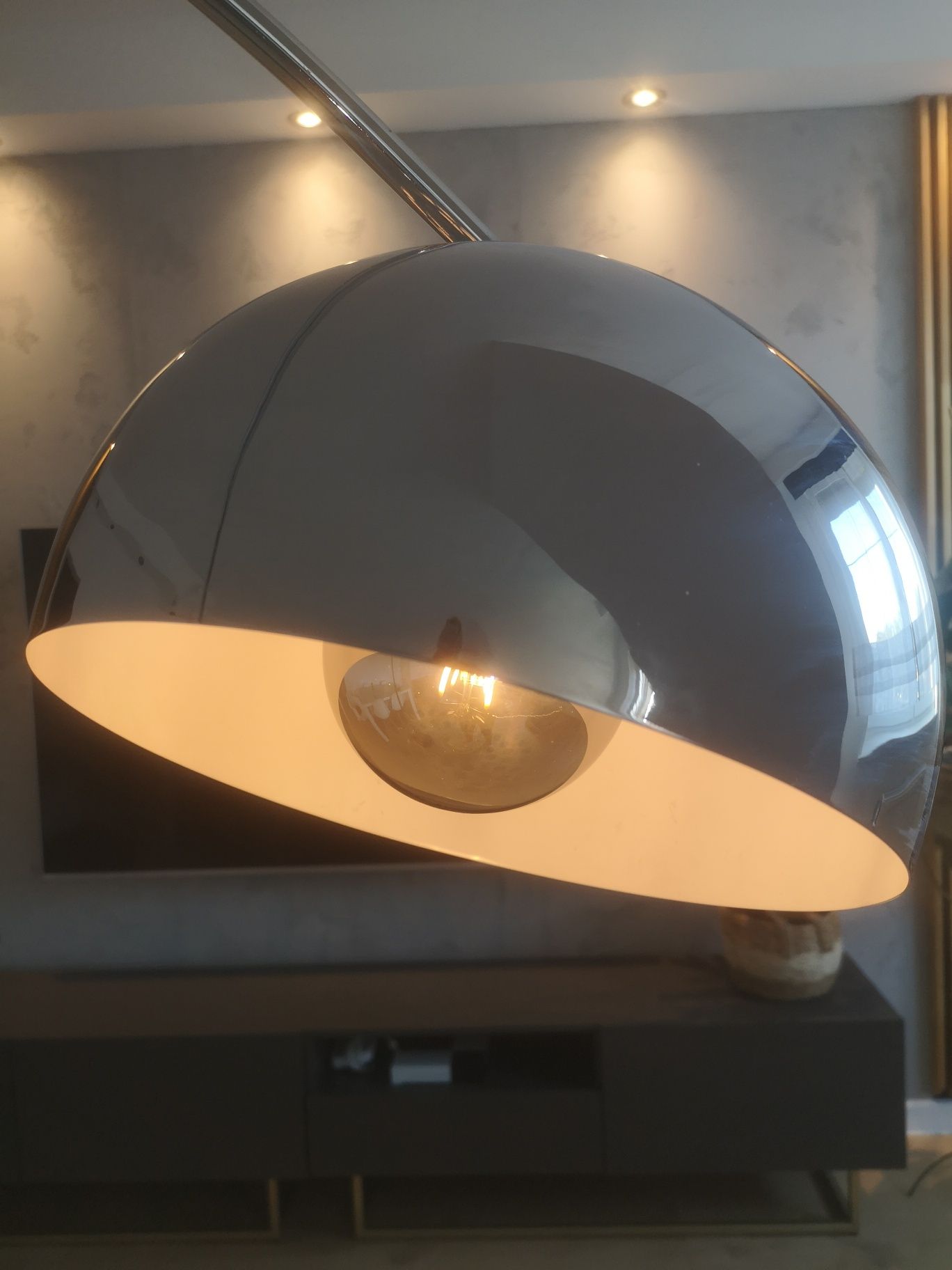 Duża lampa na podstawie marmurowej