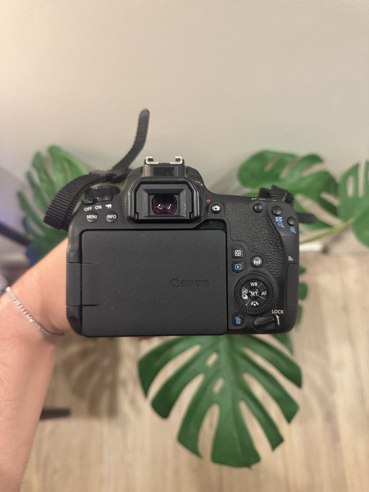 Canon EOS 77D + Lente 18-135mm