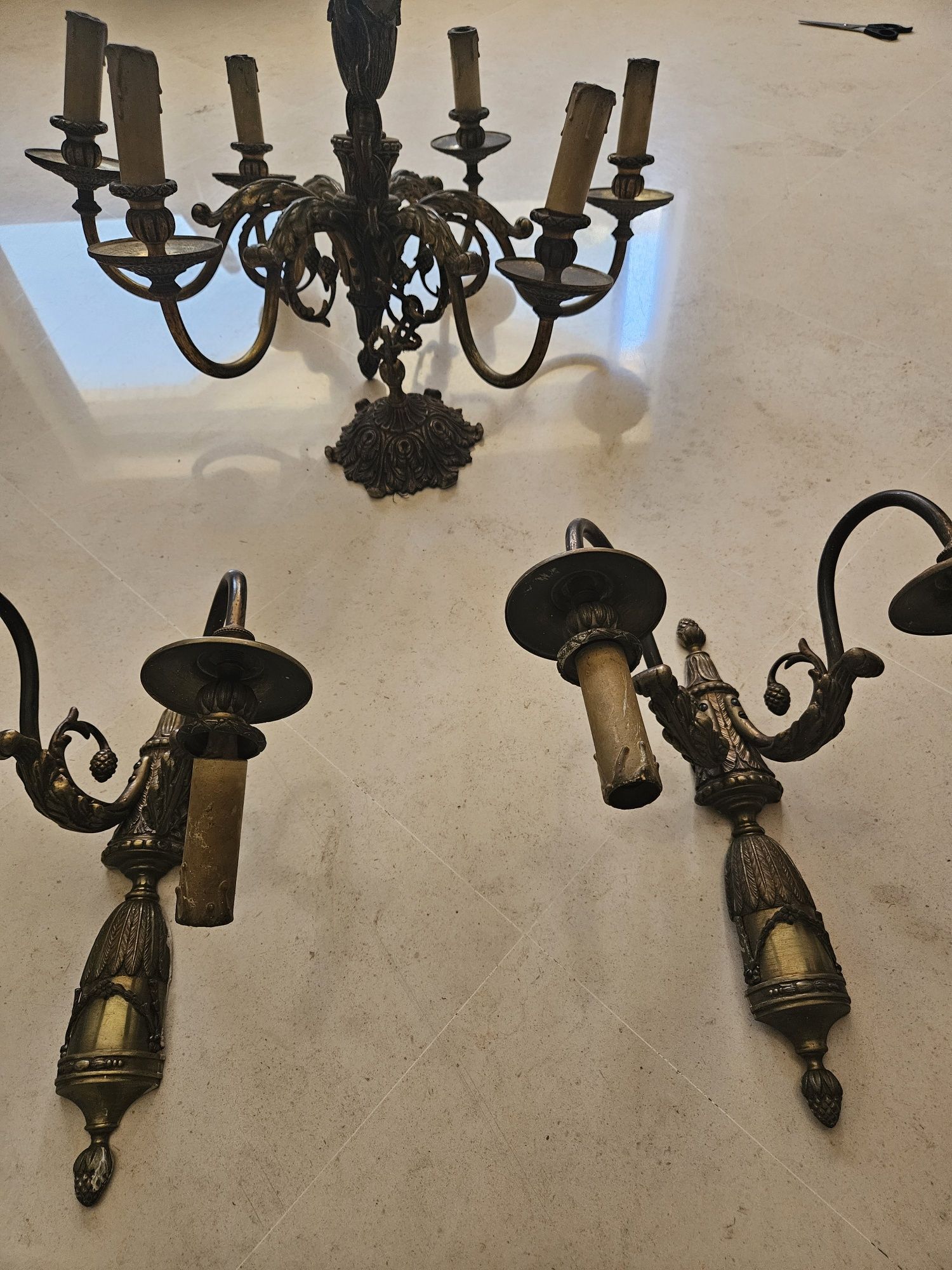 Candelabro antigo cheio de personalidade + 2 apliques para parede