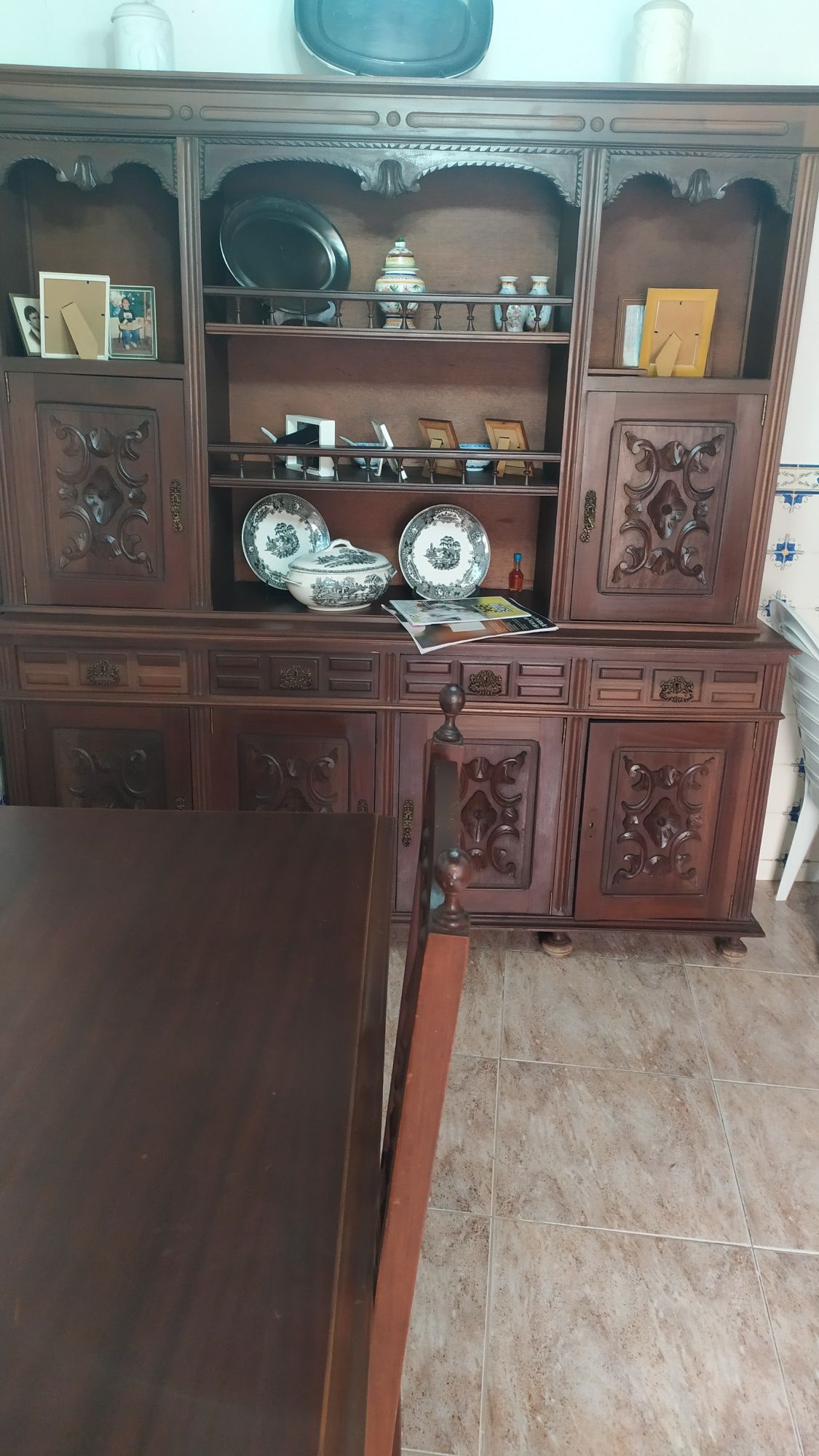 Móvel de sala com mesa e 6 cadeiras