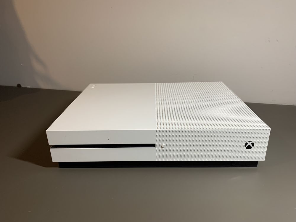 Xbox One S 500GB + 2 pady + 6 gier