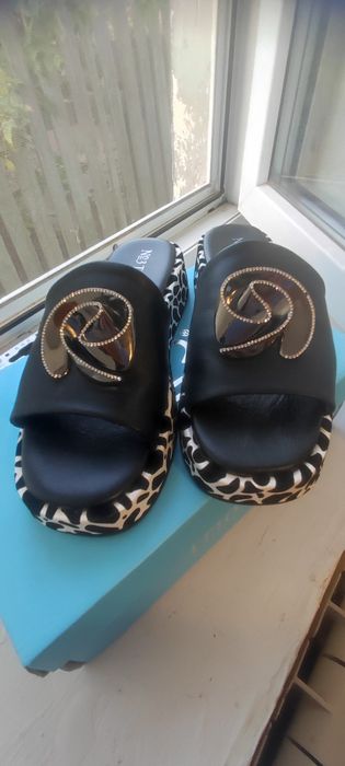 Нові шльопанці зі шкіри 39 розміру