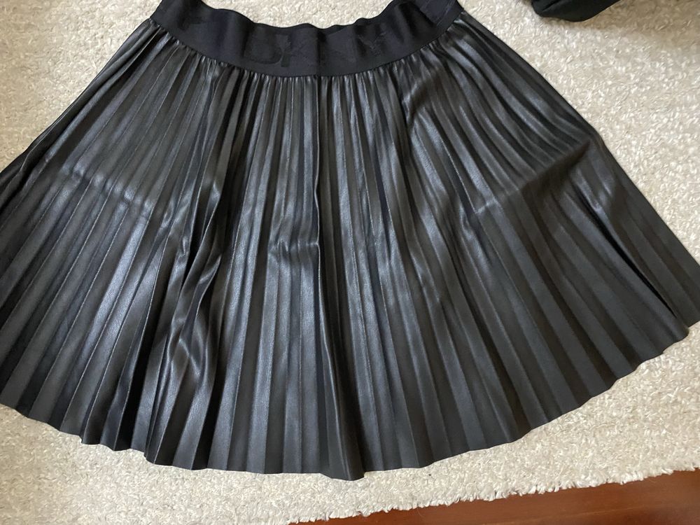 Saia DKNY pele sintética