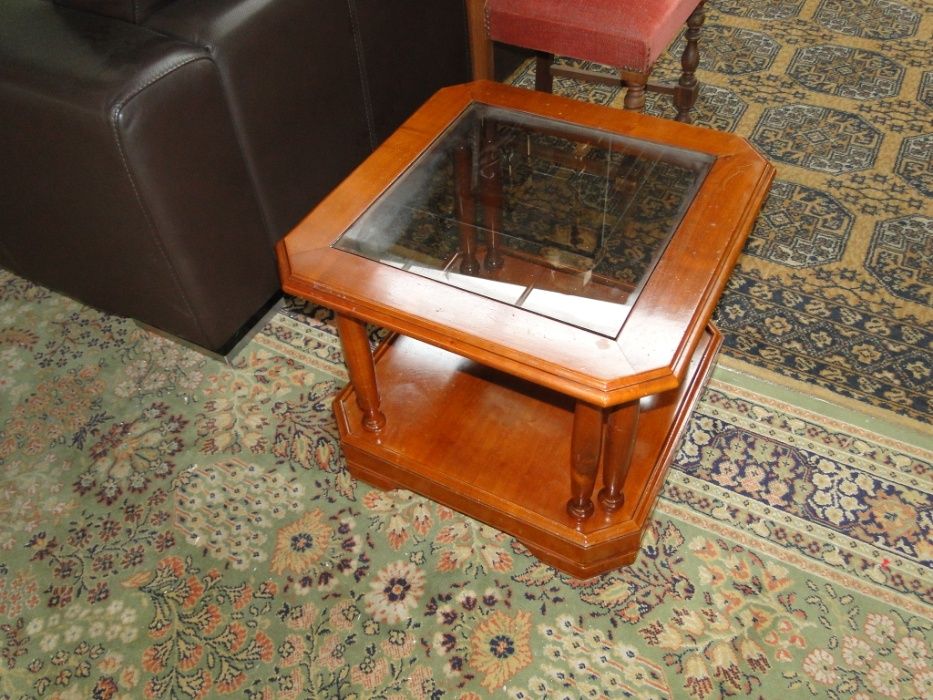 Mesa de centro em madeira com dois tampos em vidro - Bom estado geral