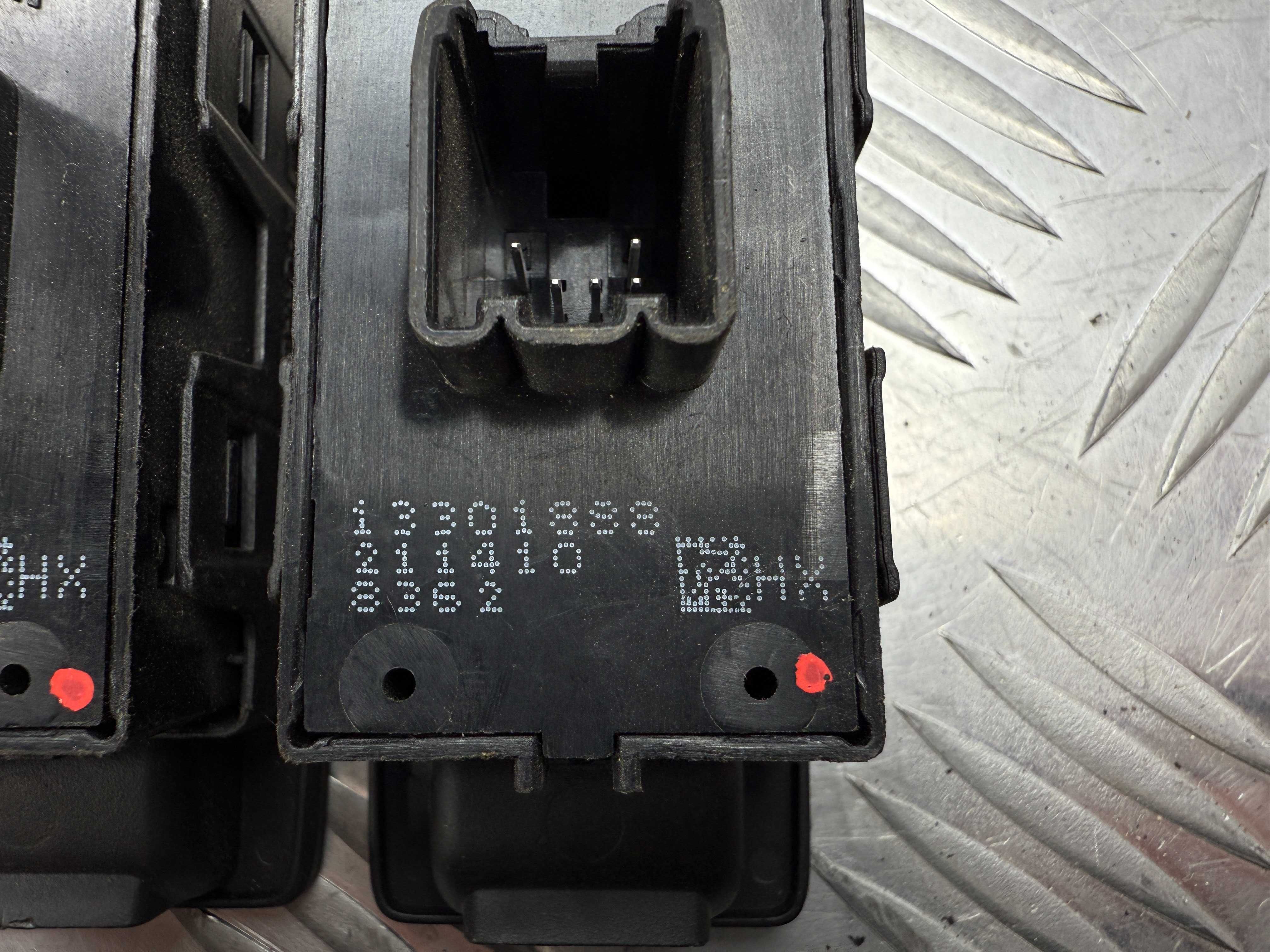 Кнопка стеклоподъемника задняя opel astra  j 13301888