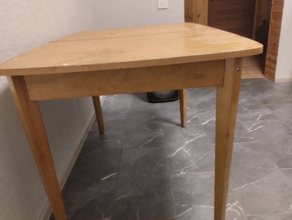 Продам стіл  1000 грн