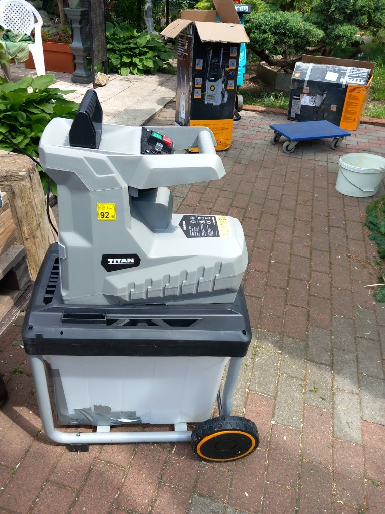 Rozdrabniacz do gałęzi TITAN  2800W