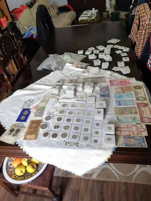 Moedas e notas de Portugal Suíça França etc