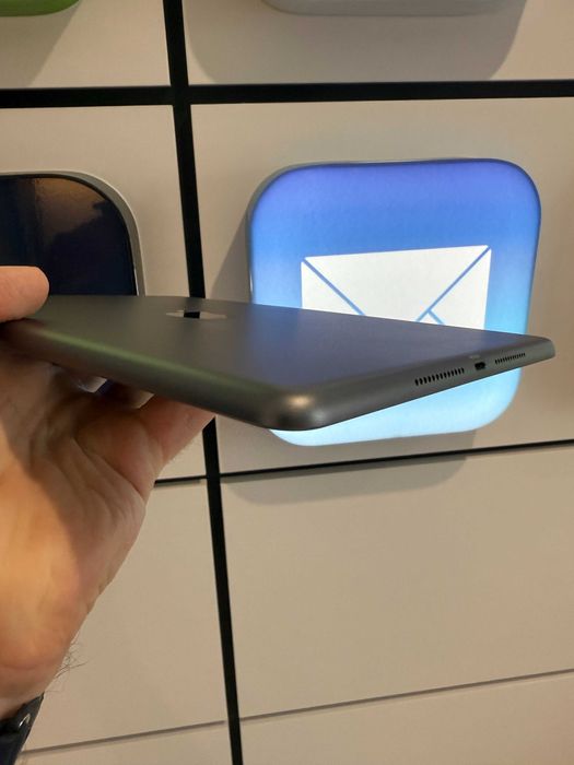 Apple iPad 7 128GB Space Gray c чехлом защитным