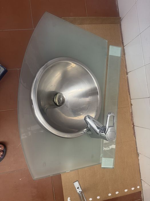 Lavatorio com torneira e bacia em inox