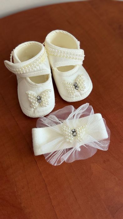 Komplet dla noworodka dziewczynki: opaska i kapcie