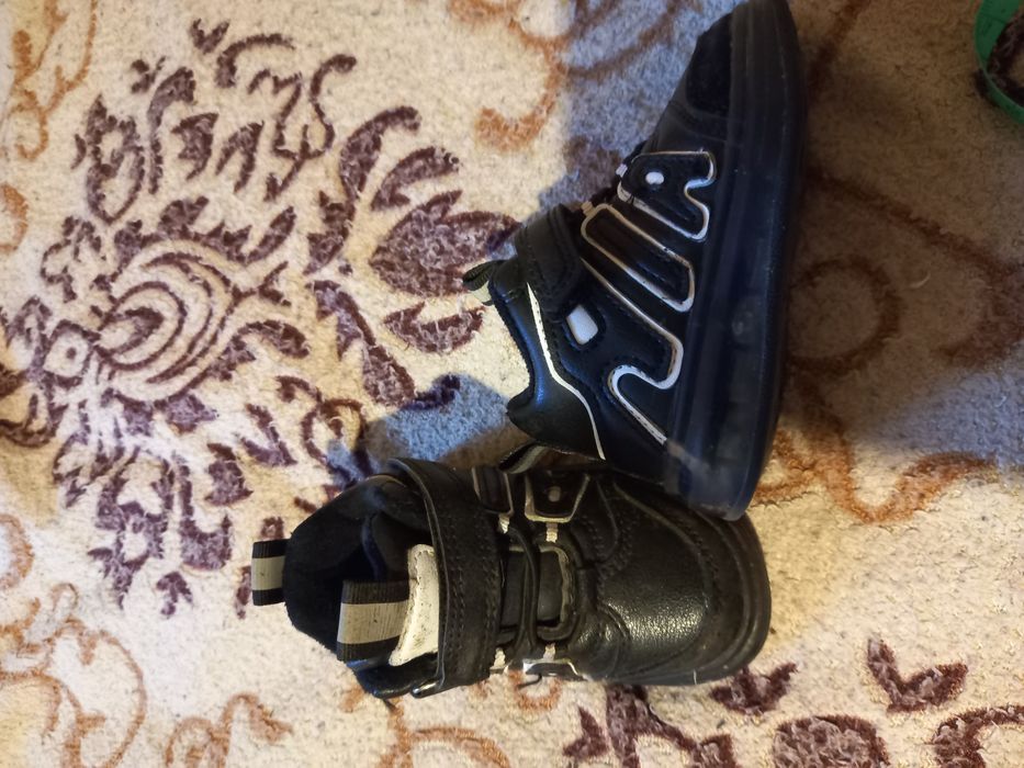 Утеплені кросівки блимають