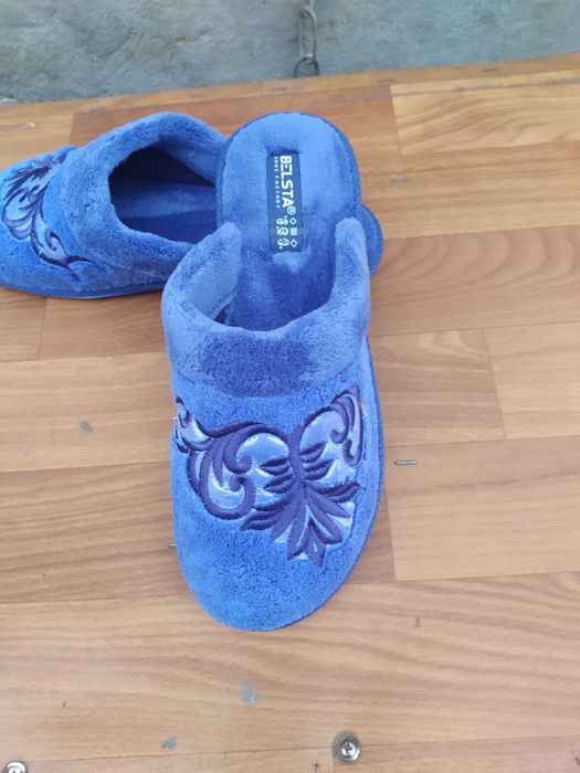 Продам женские синенькие с вышивкой узором . 330 грн.