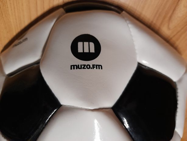 Radio Muzo.Fm piłka z logo radia