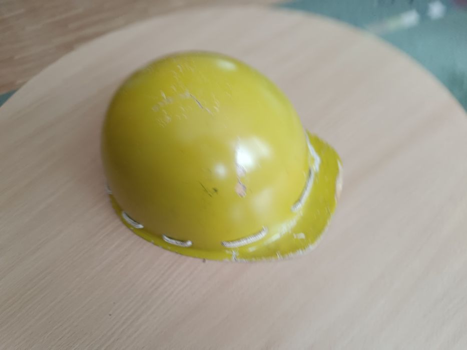 Kask budowlany hełm z epoki PRL Maliniak Czterdziestolatek gadżet PRL