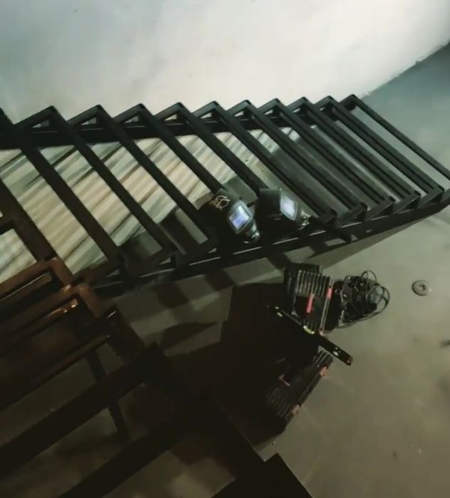 Сходи з поворотом 90°