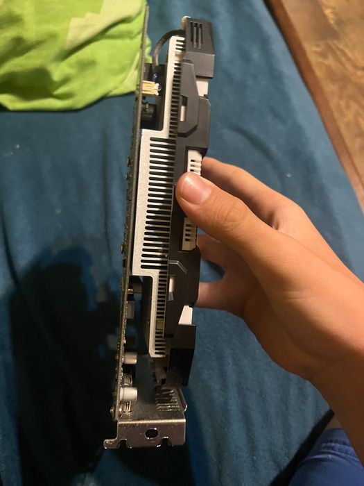 Продаю відеокарту gtx 1050 ti в ідеал стані користувався 3-4 місяці