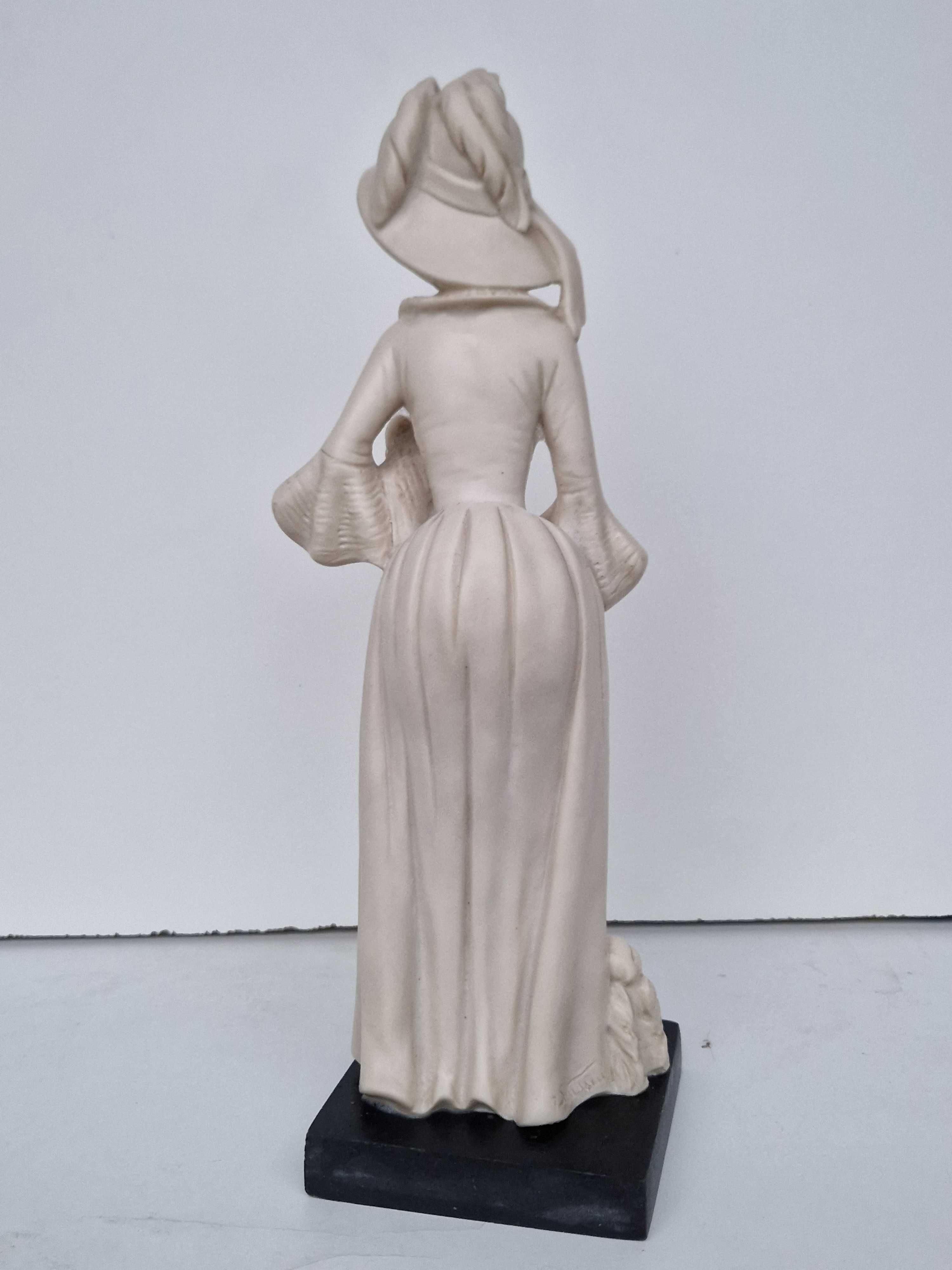 Figurka z alabastru wys 34 cm