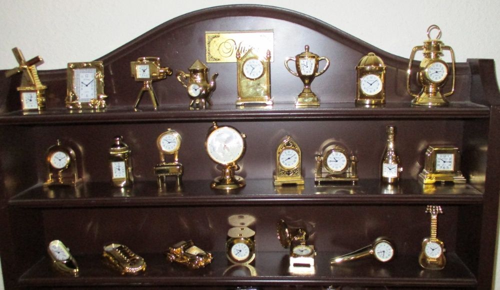 Relógios dourados a trabalhar - colecção