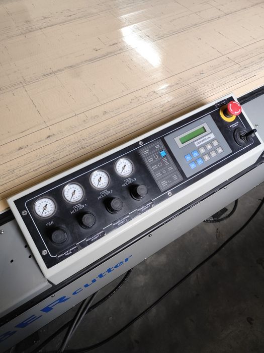 Cutter do cięcia tkanin Gerber DCS 3500 ploter