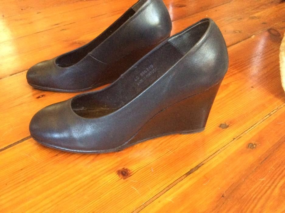 Sapatos em pele de cunha 40 da COS (Marca dinamarquesa) em azul escuro