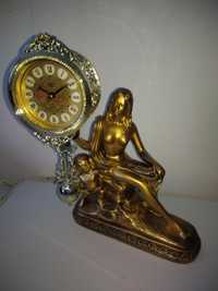 Relógio com pêndulo em cerâmica dourado