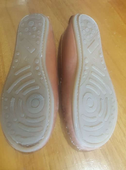 Sapatos tipo "luva" em pele.