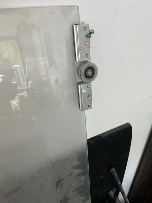 Szyba drzwi przesuwne oraz stala szyba