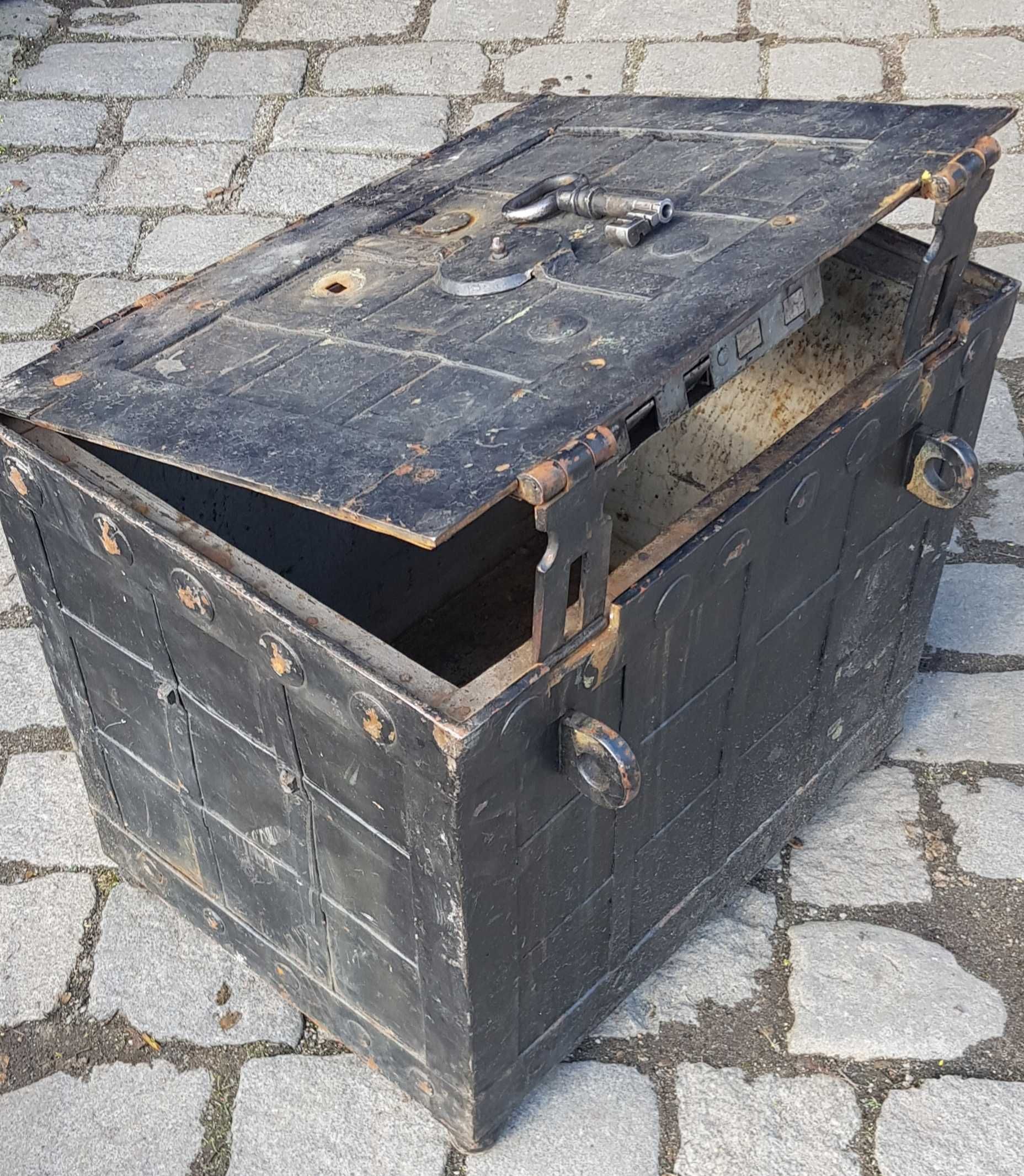 Skrzynia sejf kufer pułkowy, metalowy kuty XIX wiek