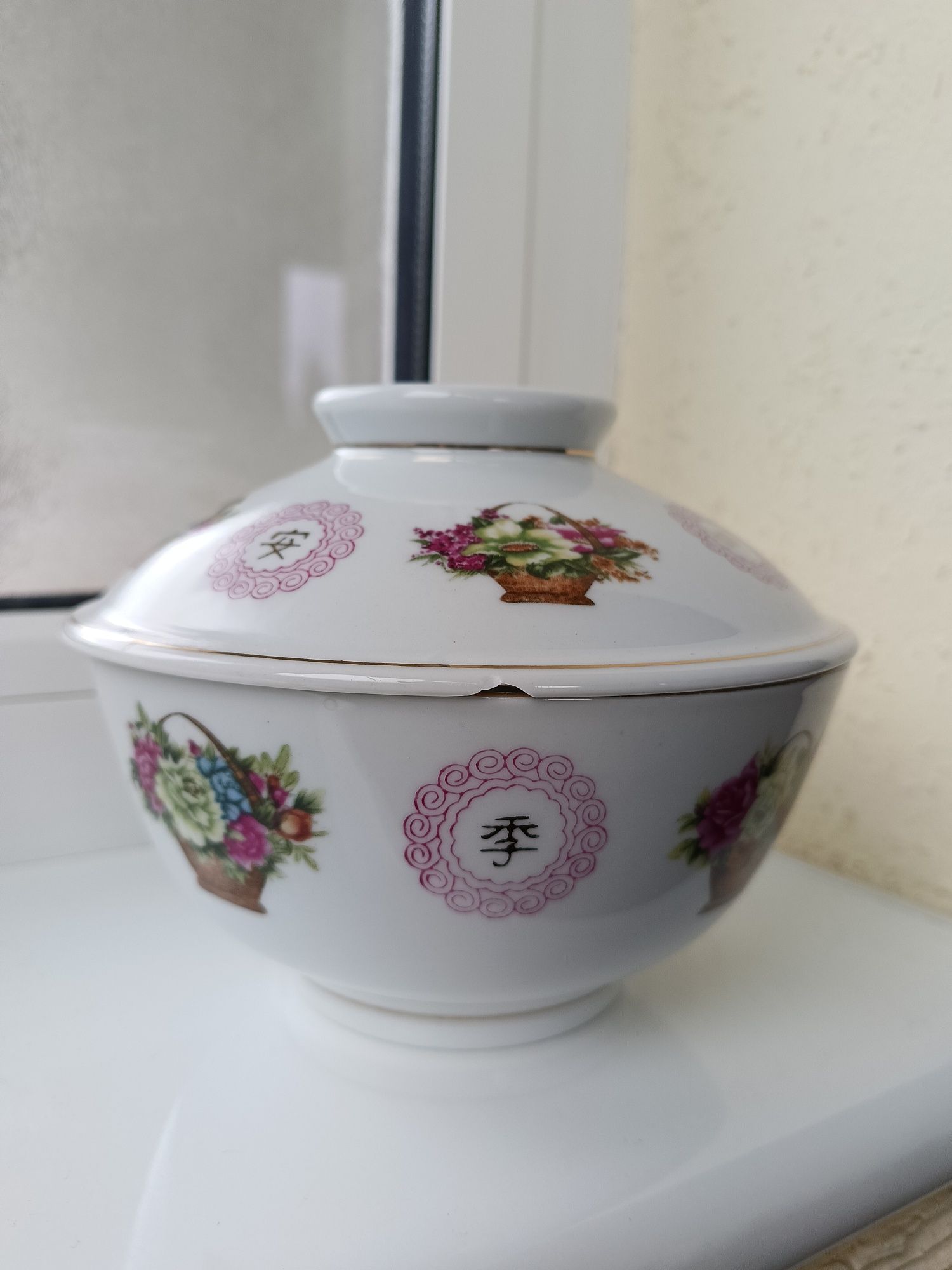 PRL to nie UFO to chińska porcelana miska z przykrywką do zupek hrupek