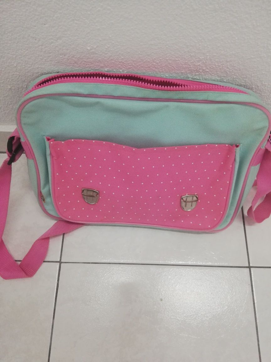 Mochila escolar de menina