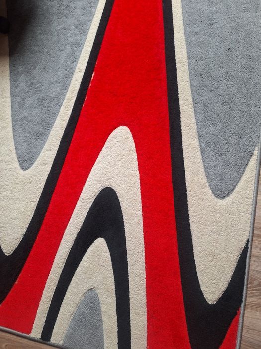 Dywan czerwono- czarno- biały