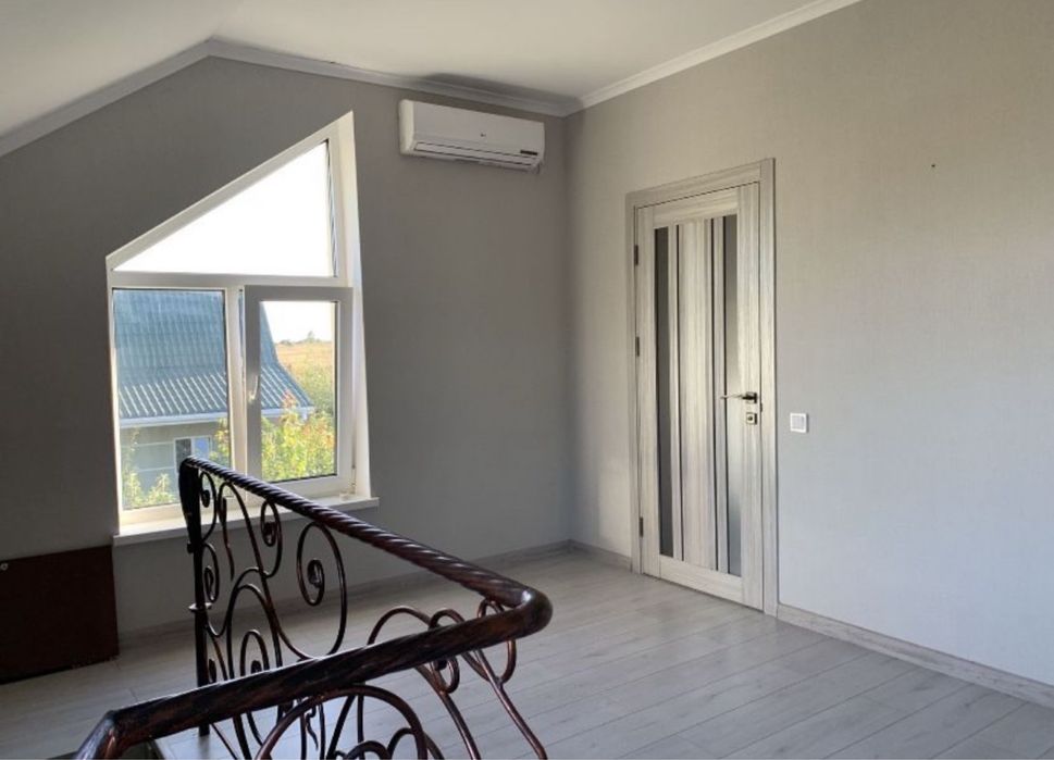 Будинок з ремонтом та меблями_Макарів