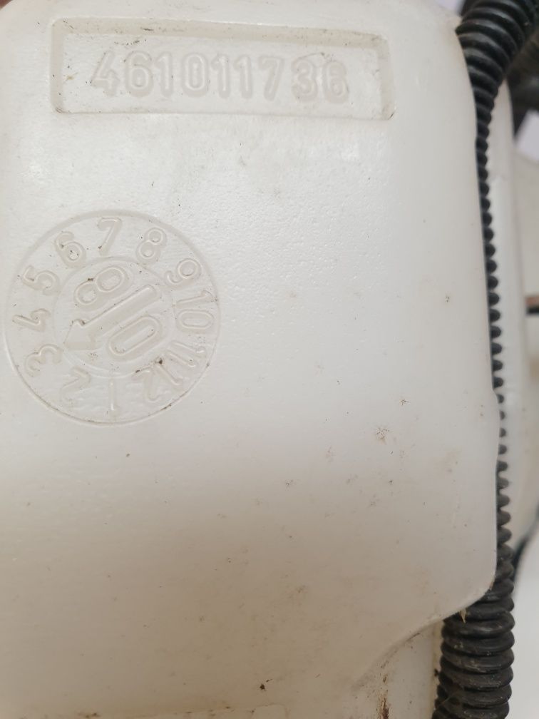 Opel Corsa D zbiorniczek spryskiwaczy pompka zbiornik