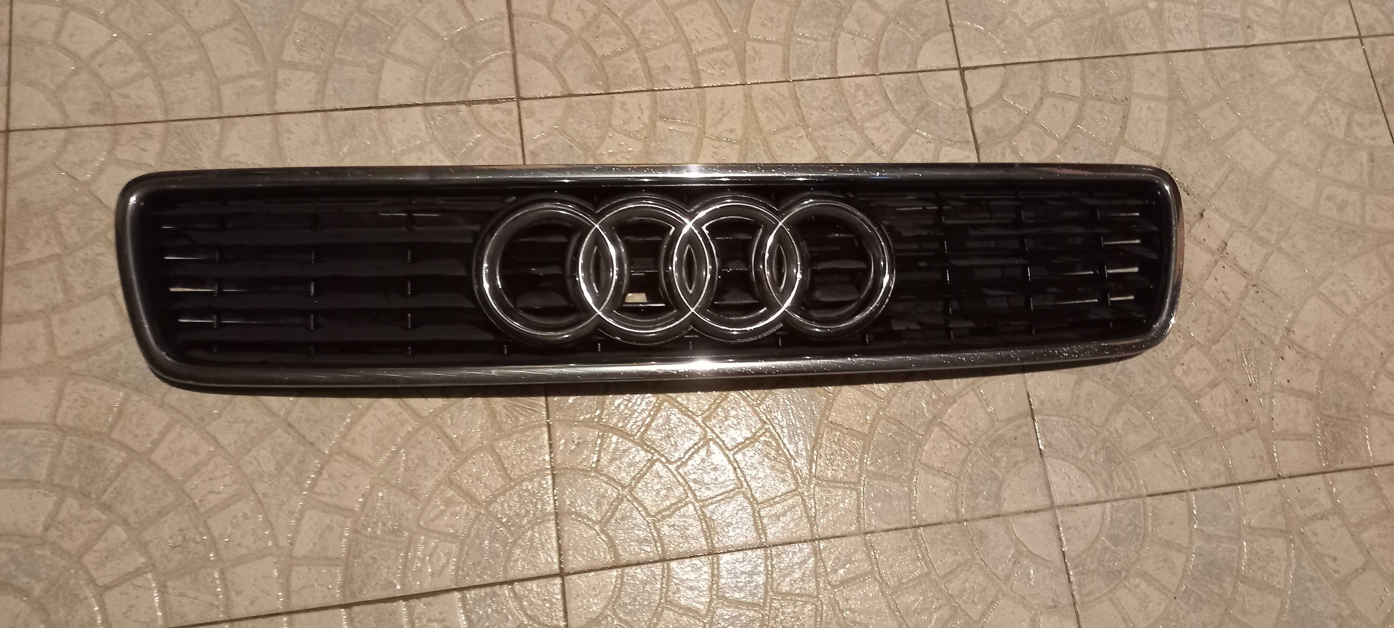 AUDI A4 B5 (8D)- Grelha Capô ORIGINAL em Excelente Estado