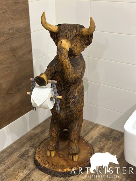 Drewniane rzeźby – wyjątkowe stojaki na papier toaletowy