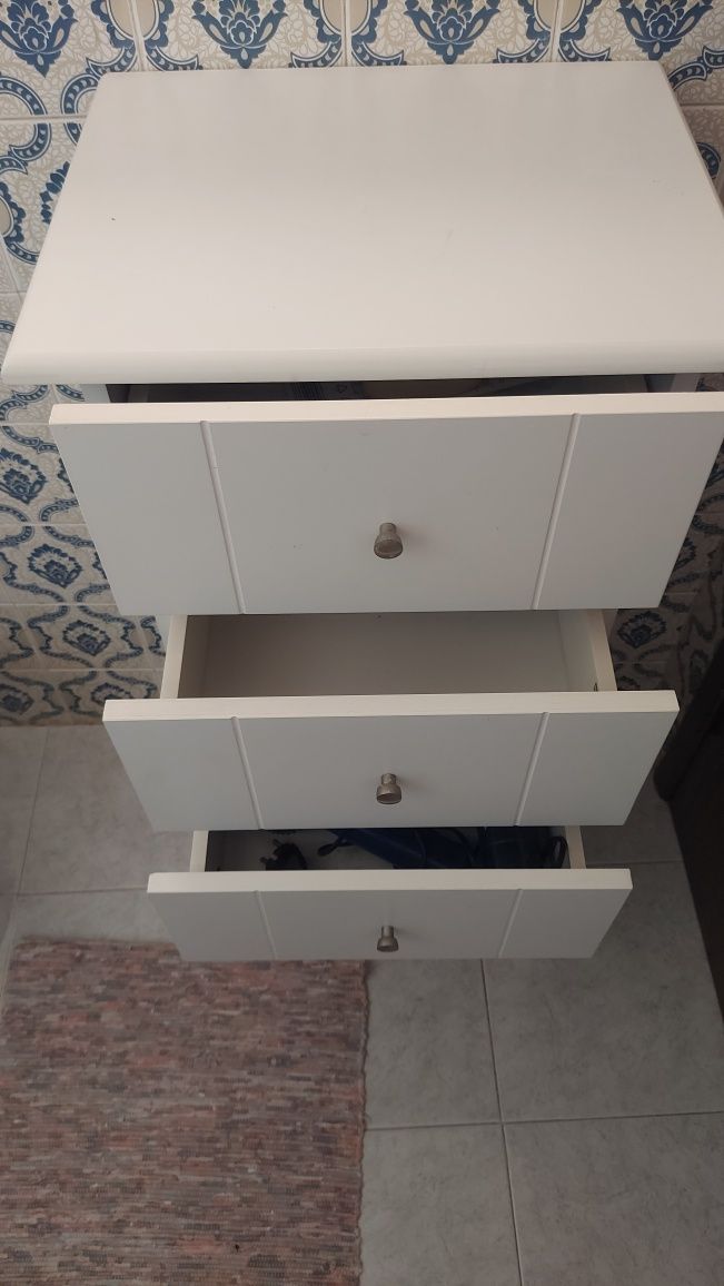 Móvel lacado branco com 5 gavetas
