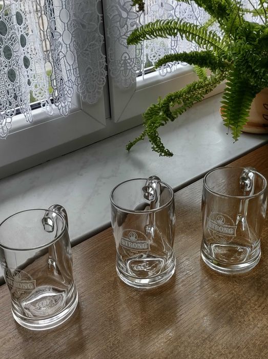 Śliczne kufle do piwa w stanie idealnym