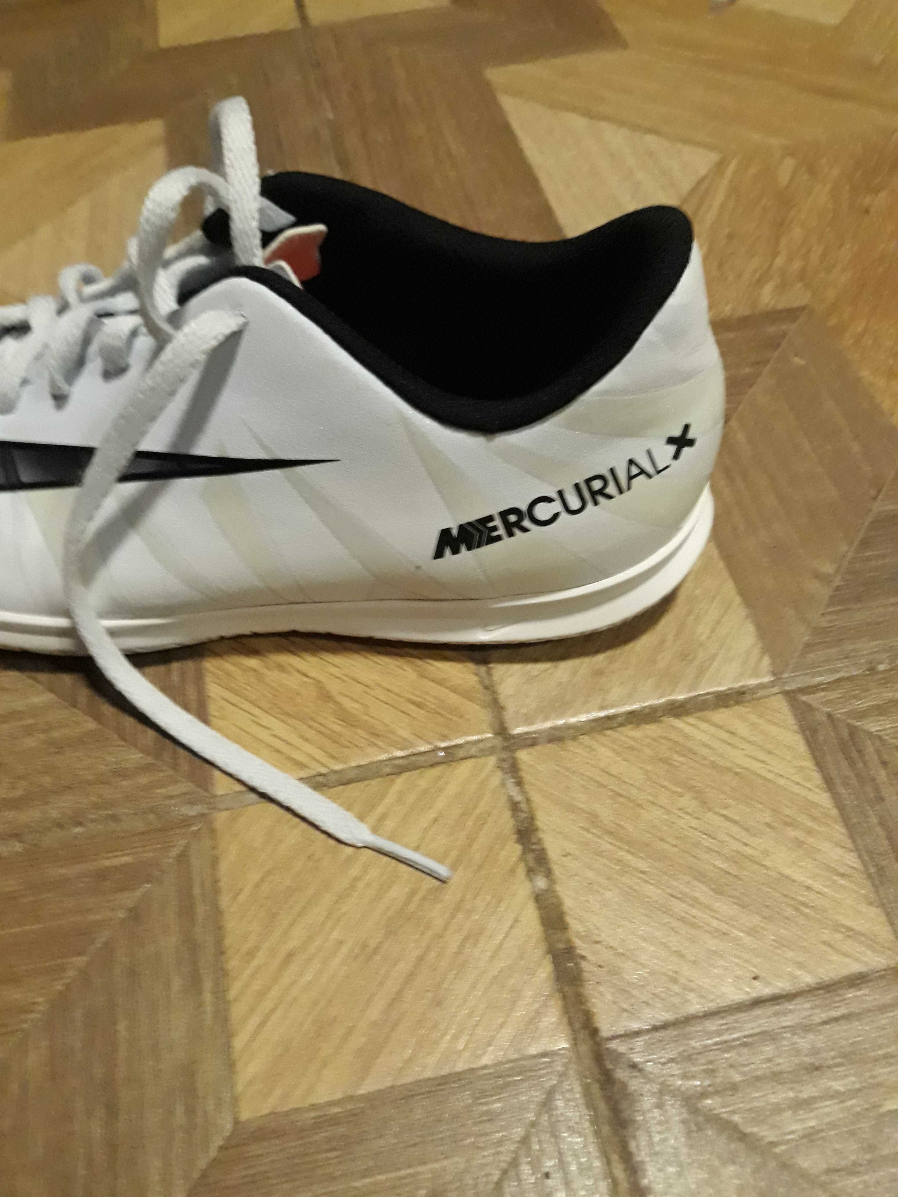 Nike Mercurial X CR7. Adidas boost