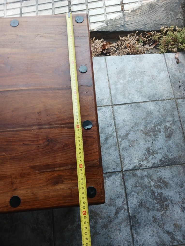 Mesa rústica de centro.