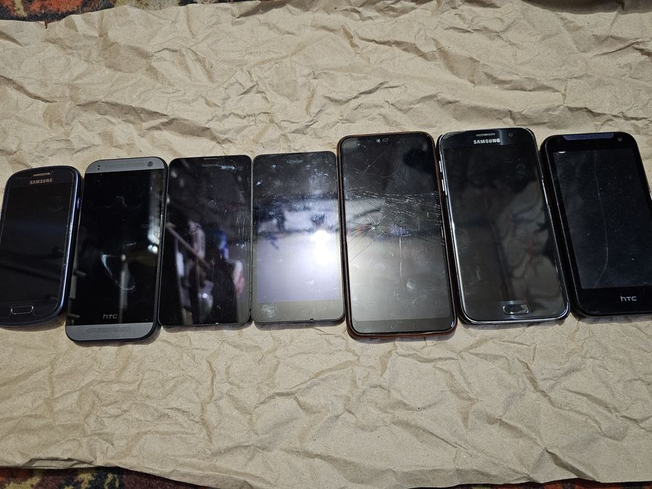 Лот  телефонов сенсорных