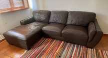 Sofá de pele castanho, com chaise long.
