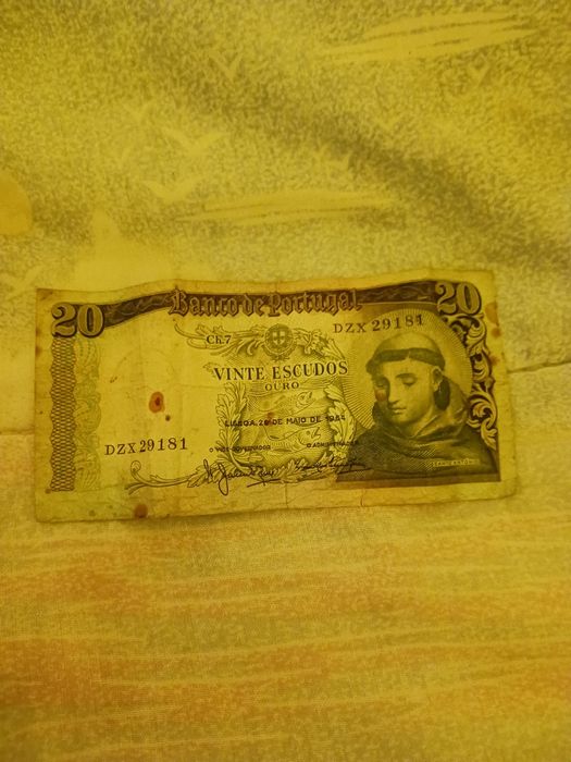 Notas antigas escudos e dólares