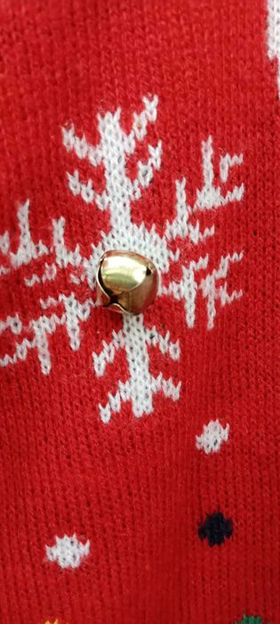 Різдвяний новорічний светр з білим  котом і дзвіночками H&M Divided.