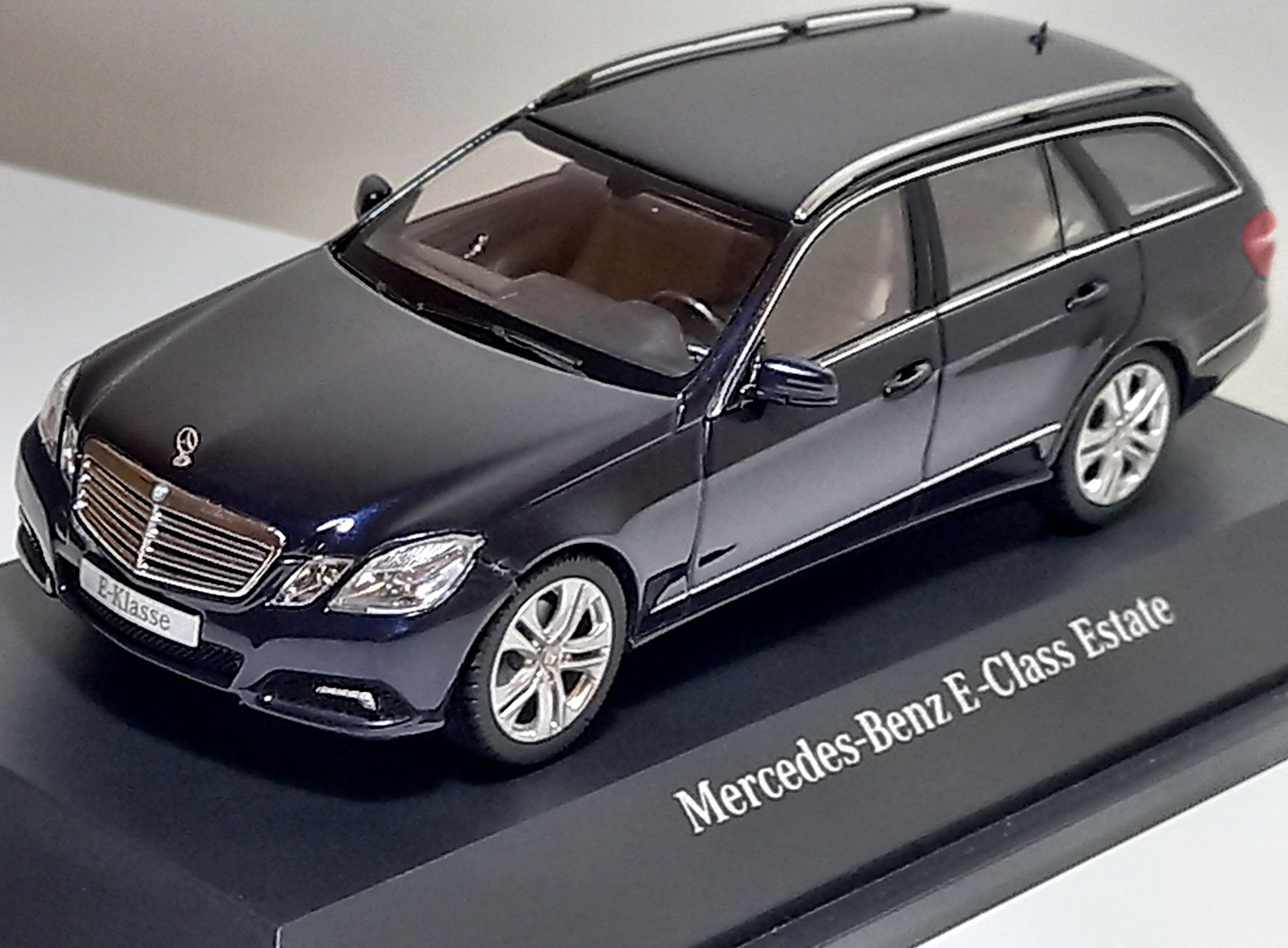 Модель 1:43 Schuco Mercedes-Benz Е-klasse S212