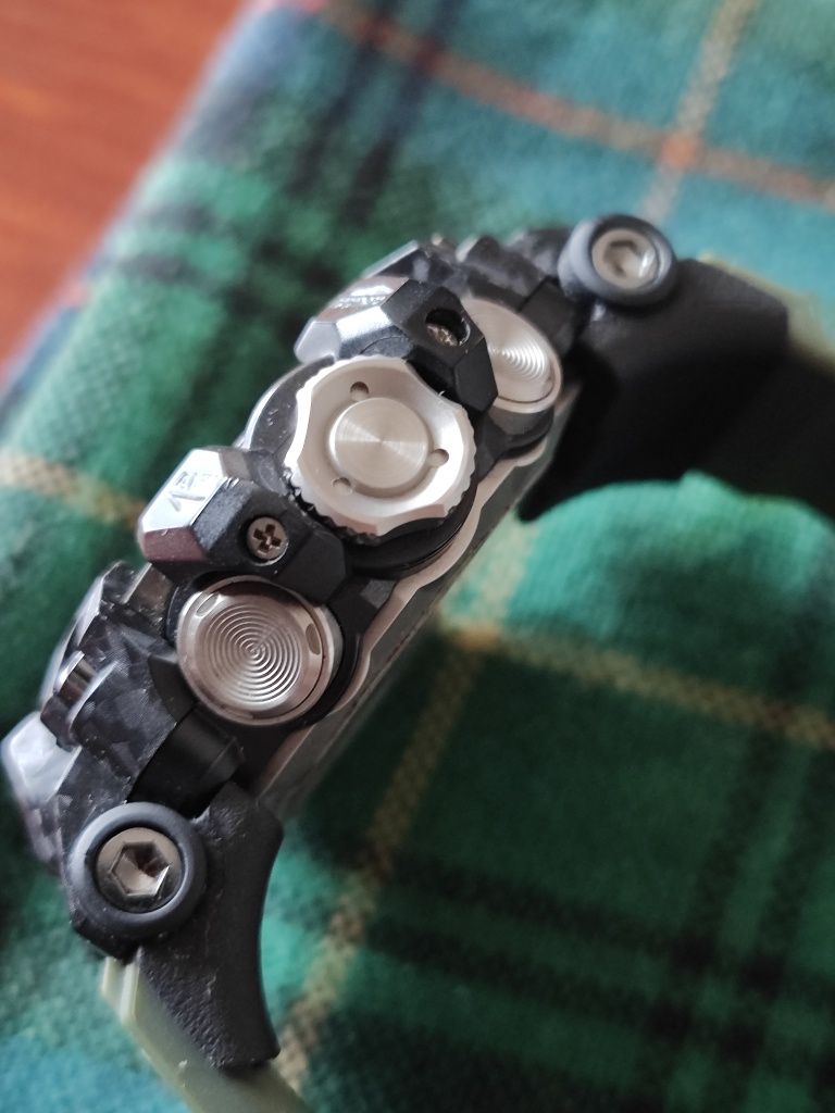 Zegarek sportowy g-schock.