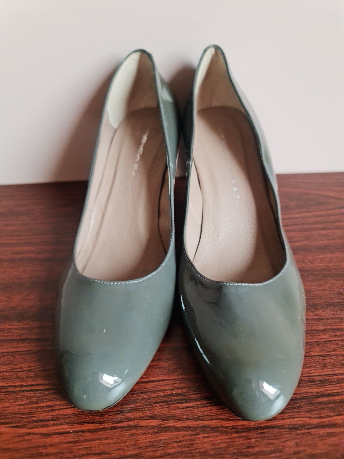 Buty szpilki szare lakierowane na obcasie