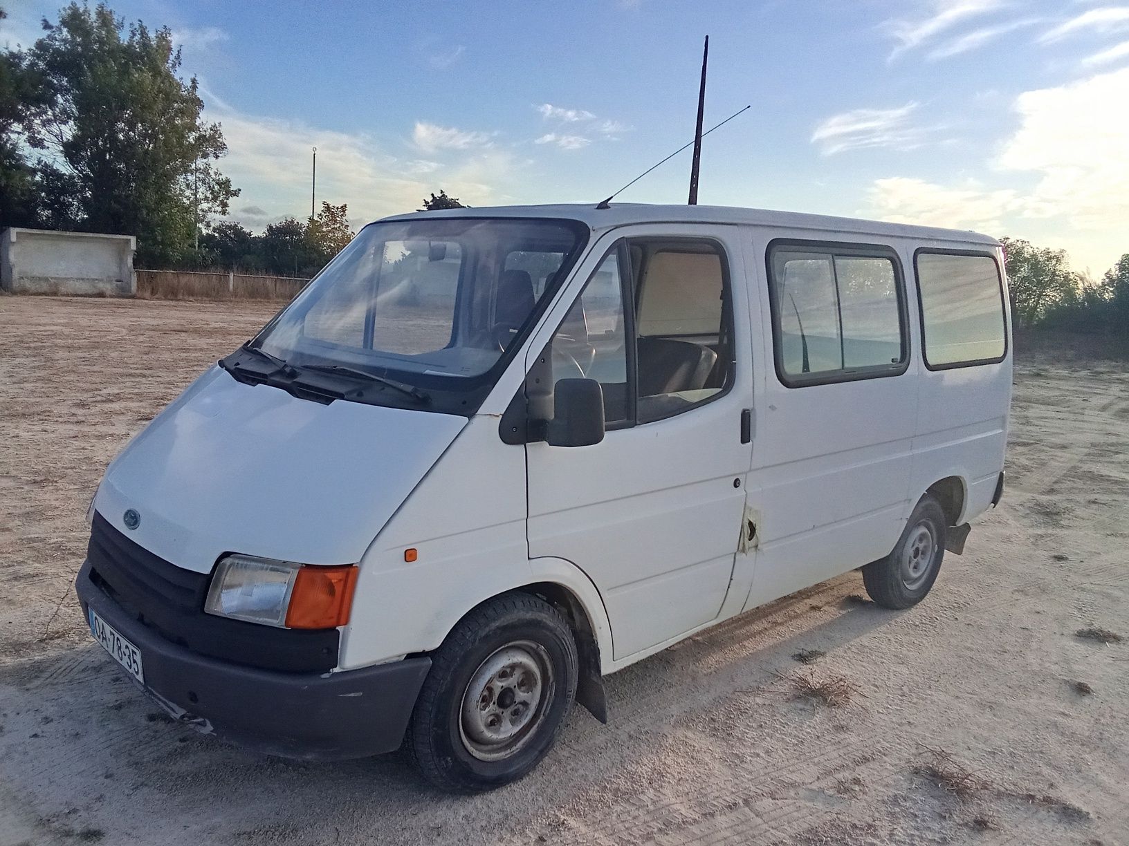 Ford Transit L100 9 lugares