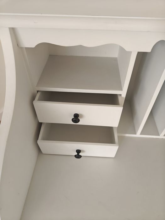 Sekretarzyk biały z nadstawką w stylu rustykalnym