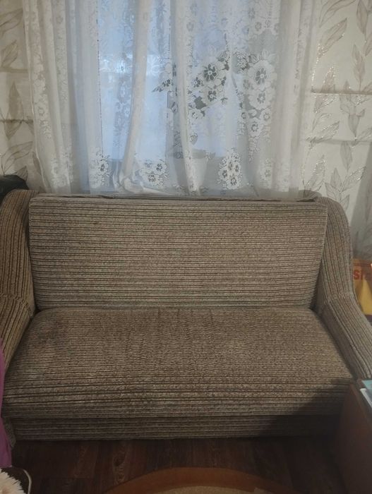 Продам диванчик велюровий,який розкладається вперед.